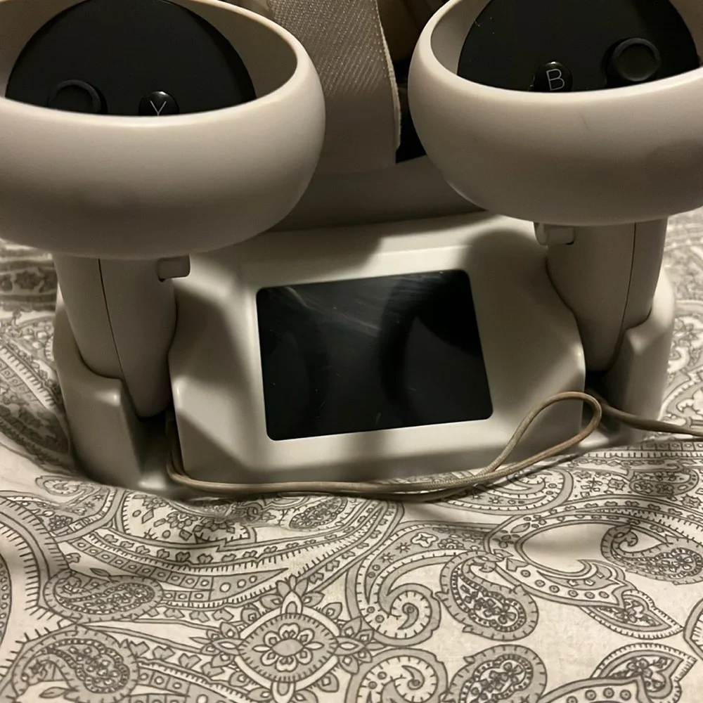 Oculus quest 2 good condition on with charging dock